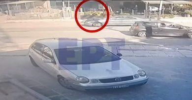 مينيدي وقعت امرأة ضحية لعملية سطو وفي محاولتها منع الجناة من الهروب ، تعلقت بغطاء محرك السيارة.