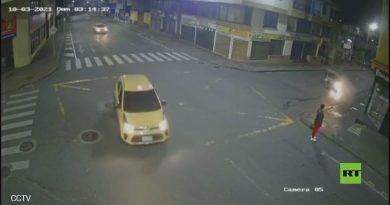 صدفة تنقذ امرأة من حادث سير مرعب بين سيارتين