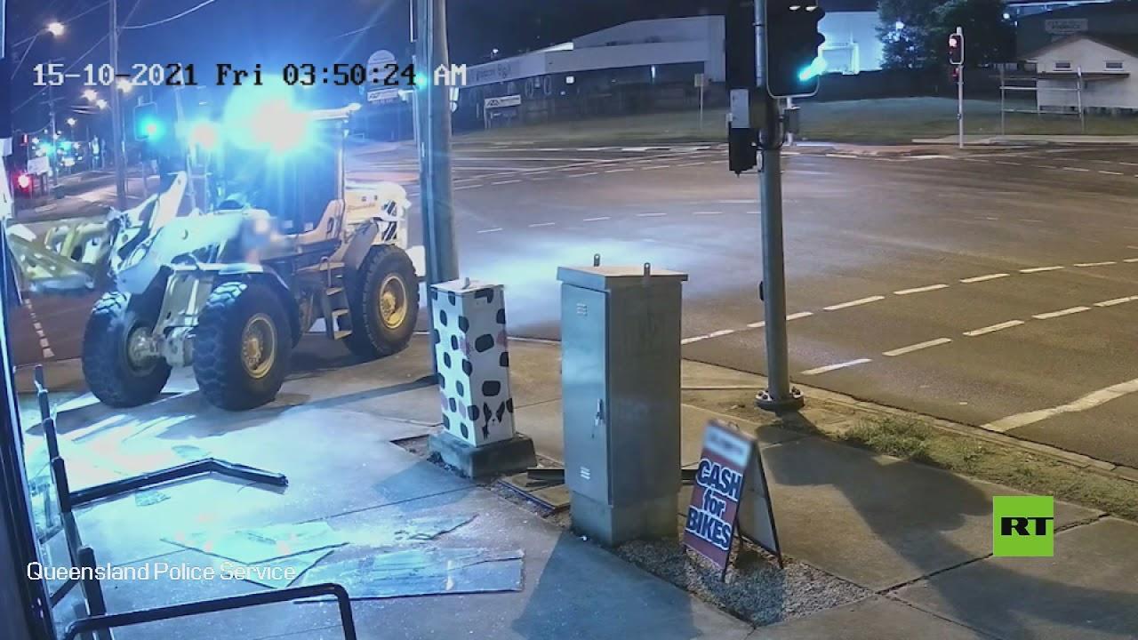 شاهد.. رجل يستخدم جرافة لتنفيذ عملية سرقة