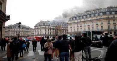 حريق ضخم في بناية بالقرب من ميدان الأوبرا بوسط العاصمة الفرنسية باريس، السبت
