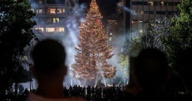 صور رائعة من إضاءة الشجرة في ميدان سينتاجما