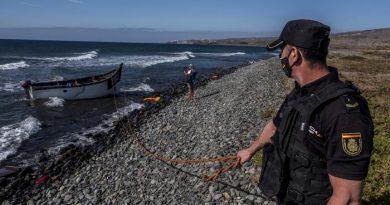 العثور على جثث 8 مهاجرين في مركب قرب جزر الكناري الإسبانية