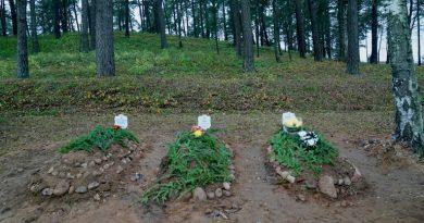 بحضور شقيقه والسفير.. دفن مهاجر يمني في بولندا توفي على الحدود مع بيلاروس