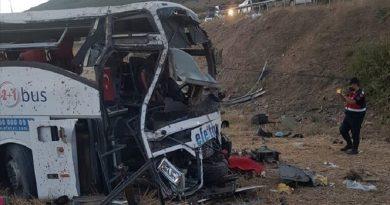 تركيا.. إصابة 14 شخصا إثر صدم شاحنة حافلتهم