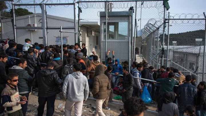 اليونان تحاول إعادة 250 مهاجرًا وصلوا إلى البلاد كمهاجرين على متن سفينة