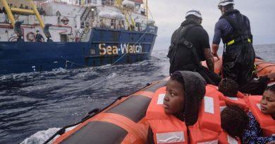 إنقاذ ما يقرب من 400 مهاجر الليلة الماضية قبالة الساحل الإيطالي