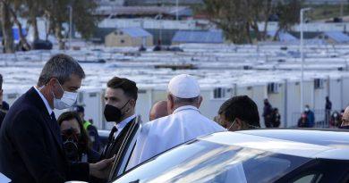 البابا فرنسيس يصل إلى مخيم المهاجرين في جزيرة ليسبوس اليونانية