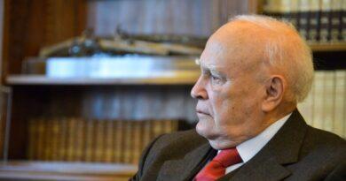 وفاة الرئيس اليوناني السابق بابولياس