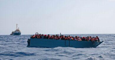 إيطاليا تمنح ميناءً آمناً لـ 558 مهاجراً تم إنقاذهم في البحر