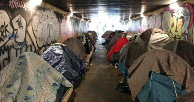 إجلاء نحو 230 مهاجرا من مخيم عشوائي شمال باريس