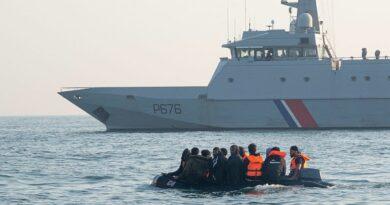 فرنسا.. إنقاذ 40 شخصا من مياه القنال الإنكليزي