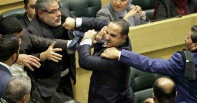 مشادات وعراك بالأيدي في مجلس النواب الأردني لدى مناقشة التعديلات الدستورية