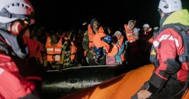 سفينة ألمانية تنقذ ما يقرب من 450 مهاجرا في البحر المتوسط