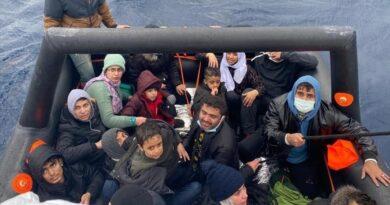 تركيا.. إنقاذ 17 مهاجرين قبالة السواحل الجنوبية الغربية