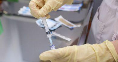 إيطاليا.. كاميرا سرية تطيح بممرضة تحقن اللقاح خارج الأذرع (فيديو)