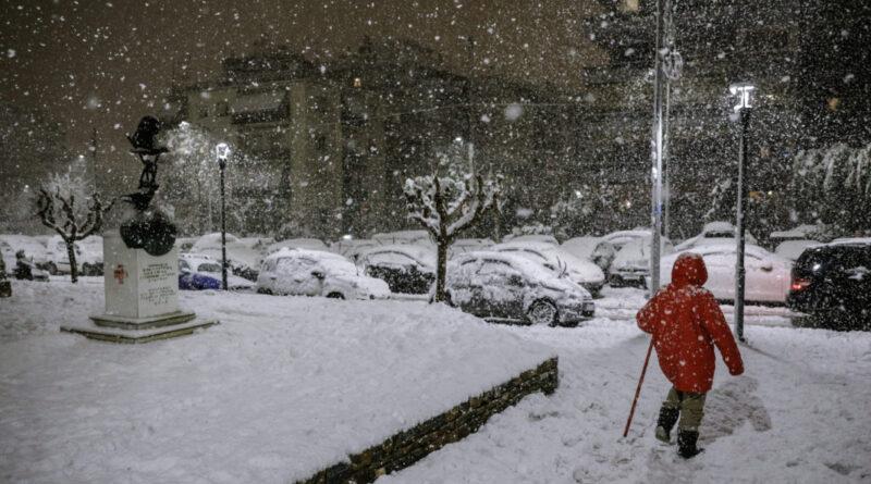 الحكومة اليونانية تعلن يوم الثلاثاء عطلة بسبب تساقط الثلوج