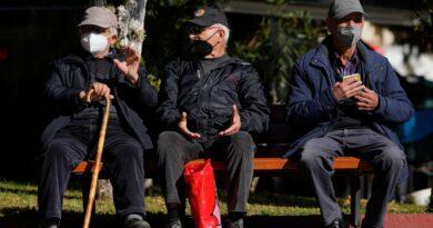 اليونان.. غرامات تبدأ من 50 يورو حتى 100 يورو على كبار السن الغير المحصنين اعتباراً اليوم