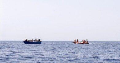 إيطاليا تنقذ أكثر من 300 مهاجر كانوا يحاولون الوصول إلى أوروبا