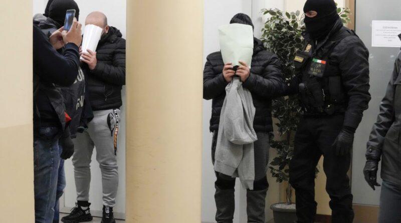 ألقت الشرطة في إيطاليا وألبانيا واليونان القبض على 29 أشخاصًا بينهم "عراقيين وسوريين" بتهمة تهريب لاجئين ومهاجرين إلى الاتحاد الأوروبي