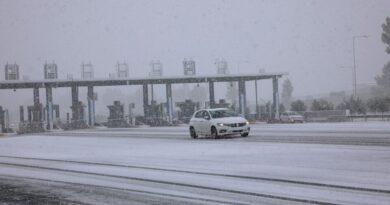 اضطراب في حركة المرور بسبب الثلوج على طول طريق أثينا-لاميا السريع