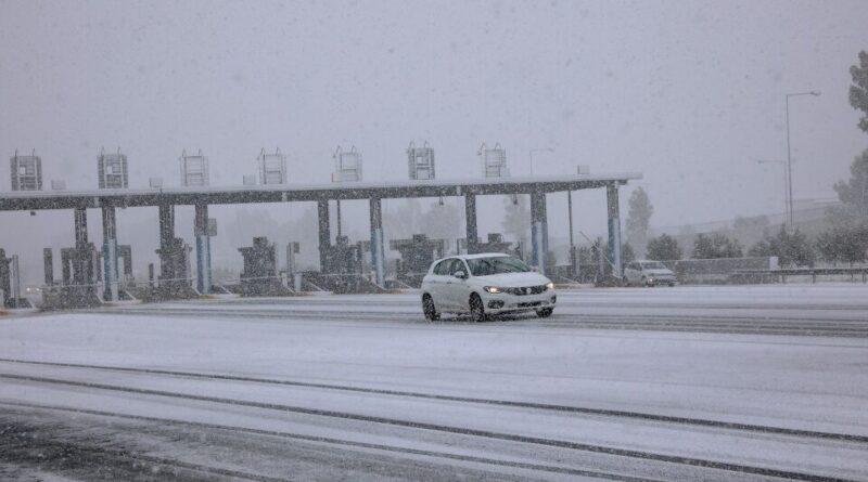 اضطراب في حركة المرور بسبب الثلوج على طول طريق أثينا-لاميا السريع