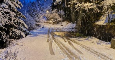 سوء الاحوال الجوية تجتاح اليونان مع تساقط كثيف للثلوج ويعطل حركة الملاحة البحرية (مقاطع فيديو)