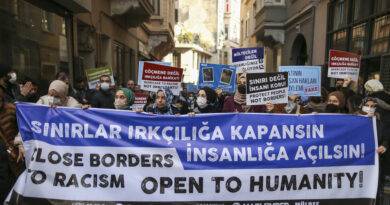 المئات يتظاهرون أمام قنصلية اليونان في اسطنبول احتجاجا على وفاة مهاجرين عند الحدود