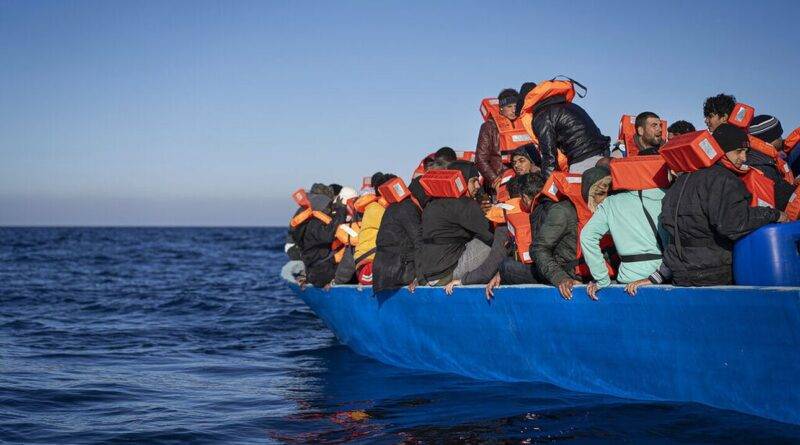 مقتل مهاجر وفقد 16 بعد غرق قارب بالقرب من جزر الكناري الإسبانية
