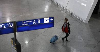 اليونان تلغي اختبارات كوفيد للمسافرين المحصنين