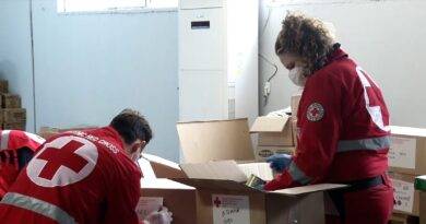 40 طنا من المساعدات الإنسانية لأوكرانيا جمعها الصليب الأحمر اليوناني (فيديو)