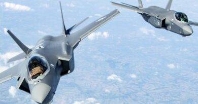 طائرة أمريكية تحلق بالقرب من أوكرانيا في وضع الشبح