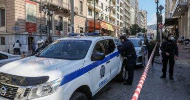 الشرطة تعتقل 69 من المهاجرين غير الشرعيين والأجانب في عملية تمشيط بوسط أثينا