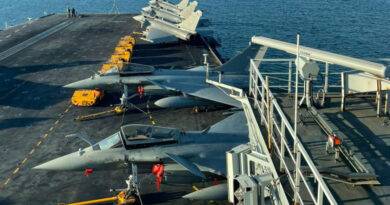 حاملة الطائرات الفرنسية تصل جزيرة كريت