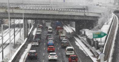 اليونان.. حظر حركة المركبات الثقيلة على طريق أتيكي أودوس بسبب الظروف الجوية القاسية