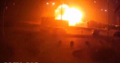 كاميرا أمنية تسجل لحظة وقوع انفجار بالقرب من مركز تسوق في كييف (فيديو)