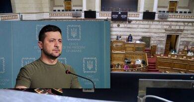 زيلينسكي يلقي كلمة أمام البرلمان اليوناني في 7 أبريل