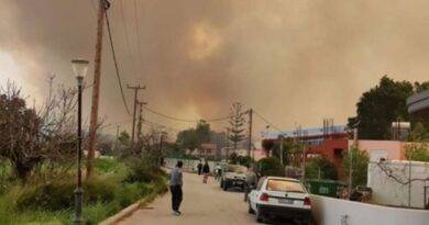 اندلع حرائق الغابات في رودس وإيليا وكورنث ؛ اخلاء قرية سوروني