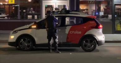 أوقفت الشرطة الأمريكية سيارة ذاتية القيادة "بدون سائق" - فيديو