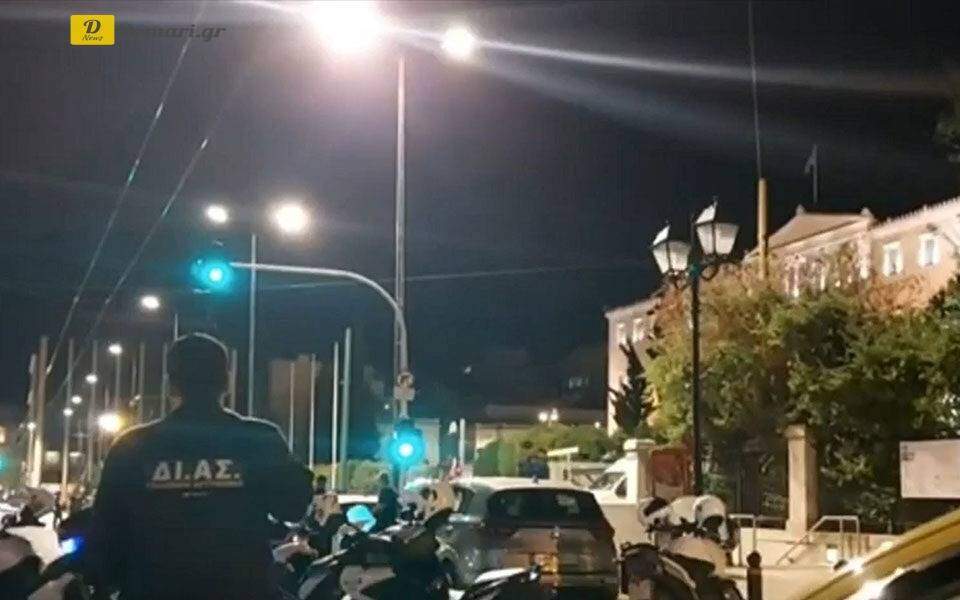 القبض على رجل يحمل بندقيته أمام البرلمان اليوناني