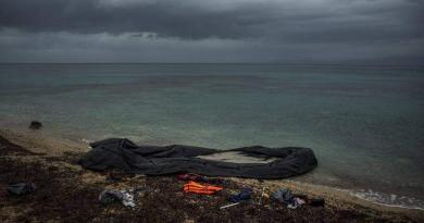 محكمة ساموس تبرئ أبًا مهاجرًا في قضية وفاة ابنه أثناء رحلته إلى اليونان