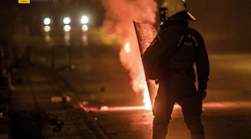 اعتقل اثنان في أعقاب اشتباكات في أثينا ، وأصيب ضابط شرطة