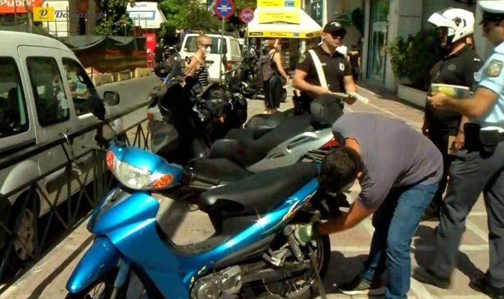 غرامات ورفع الدراجات النارية من على الأرصفة في وسط أثينا