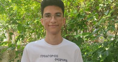 رئيس الوزراء اليوناني يهنئ لاجئ إيراني تفوق في اجتاز امتحانات القبول بالجامعة