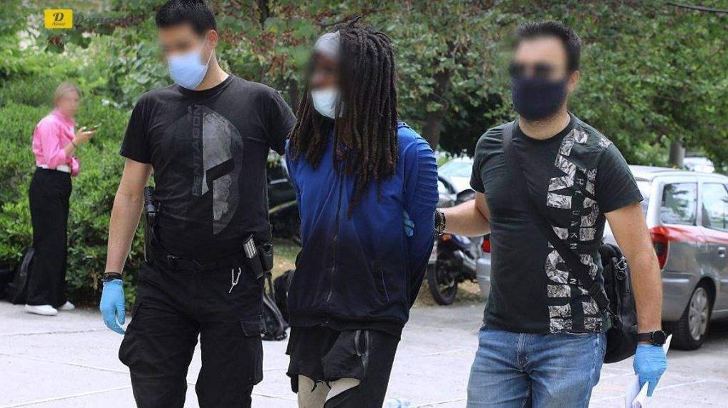 السلطات اليونانية قلقة من قيام شاب بريطاني بإشعال النيران عمداً في غابة ملكاسا - فيديو