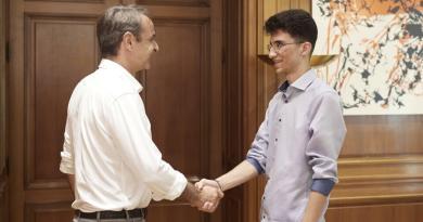 رئيس الوزراء ميتسوتاكيس يستقبل الطالب الإيراني كوروس بايجي في قصر ماكسيموس