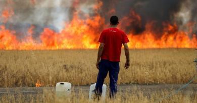 الاتحاد الأوروبي يشتري طائرات مكافحة حرائق الغابات مع اشتداد أزمات المناخ