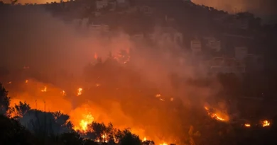 أثينا.. حريق في بنتيلي يخرج عن السيطرة - وأوامر إخلاء منطقة درافي وديوني وديماكي - فيديو