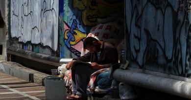 بلدية أثينا، برنامج إعادة دمج المشردين وتغطية نفقات السكن والمعيشة لمدة 24 شهرًا