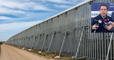 وزير الهجرة يتعهد بمد سياج إيفروس الحدودي 80 كلم