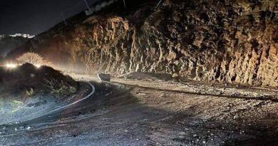 انهيارات أرضية وانقطاع التيار الكهربائي .. عواصف قوية تضرب سانتوريني | فيديو